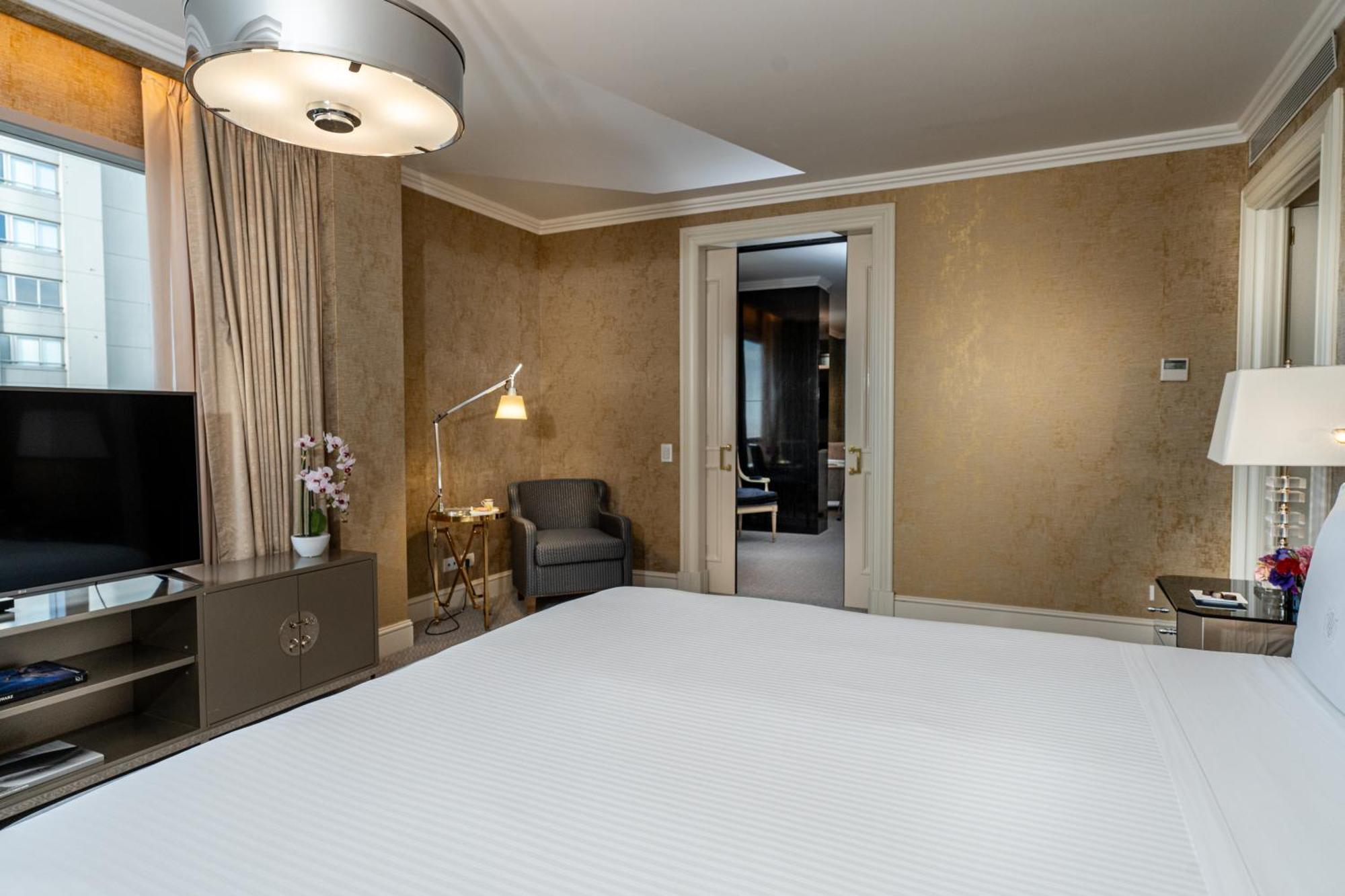 Alvear Icon Hotel 부에노스아이레스 외부 사진 A bedroom at the Mandarin Oriental, Munich